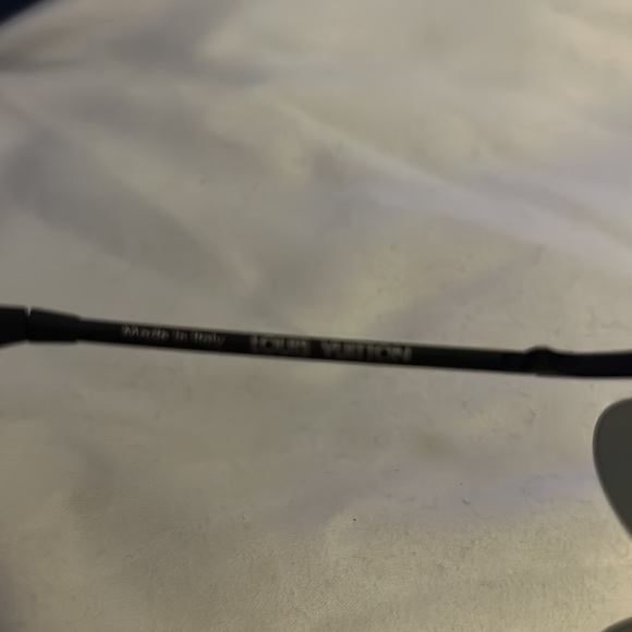 Louis Vuitton luxury black sunglasses - Picture 4 of 9